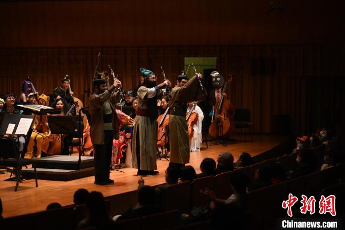 圖為“劉備、關(guān)羽、張飛”亮相音樂會?！∥靼步豁憳穲F供圖
