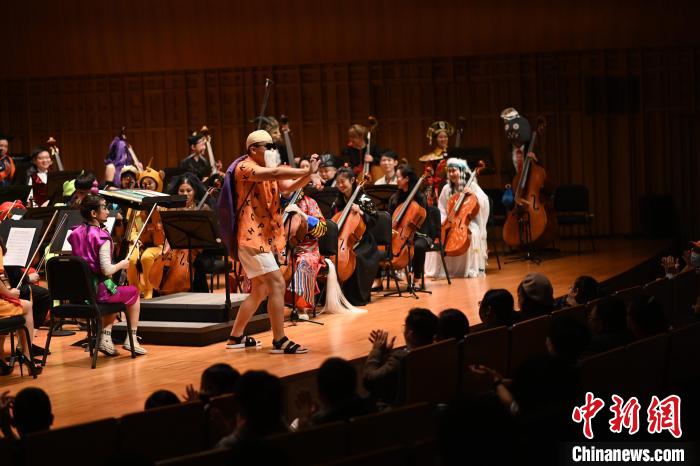 圖為樂團指揮“龜仙人”。　西安交響樂團供圖