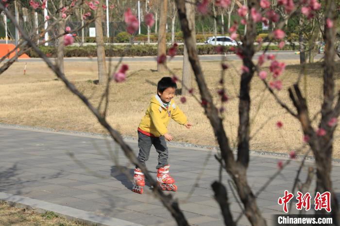 小朋友公園里玩耍。　鄧小強(qiáng) 攝