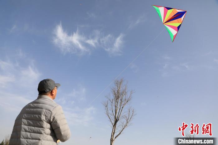 市民在放風(fēng)箏?！∴囆?qiáng) 攝