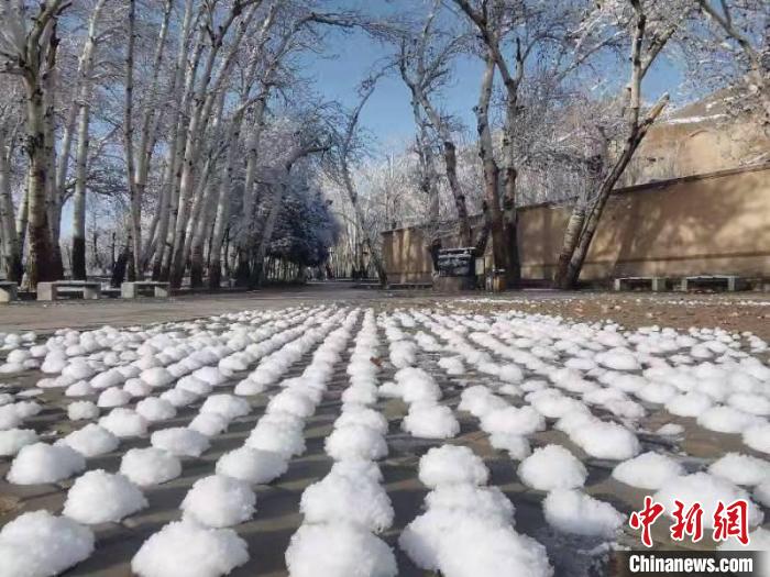 圖為春雪過(guò)后的莫高窟美不勝收?！≈鼙笕?攝
