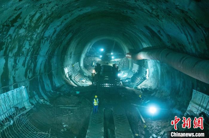 正在掘進中的龍泉山1號隧道?！⒅铱?攝