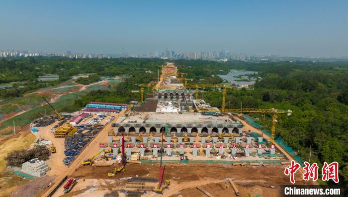 加緊施工建設(shè)的天府站多線橋?！⒅铱?攝