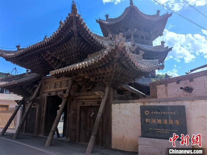 圖為集漢、藏、伊斯蘭風(fēng)格于一體的700年歷史的全國重點保護文物——阿河灘清真寺?！埡ｖ?攝