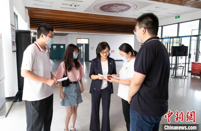 天津師范大學跨文化與世界文學研究院院長、教授郝嵐為同學們解答問題。　王在御 攝