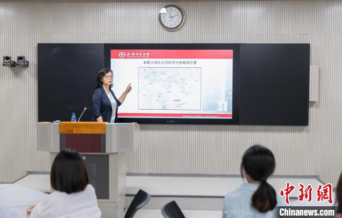 天津師范大學跨文化與世界文學研究院院長、教授郝嵐正在為同學們上課?！⊥踉谟?攝