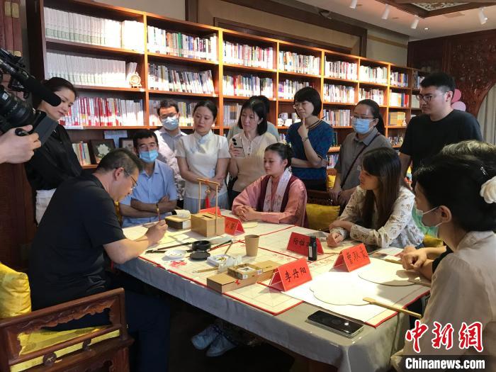 9月14日，“月動(dòng)臨秋扇”中華傳統(tǒng)文化沉浸式體驗(yàn)活動(dòng)在北京紀(jì)曉嵐故居舉辦。 陳建新 攝 陳建新 攝