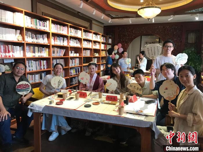 9月14日，“月動(dòng)臨秋扇”中華傳統(tǒng)文化沉浸式體驗(yàn)活動(dòng)在北京紀(jì)曉嵐故居舉辦。陳建新 攝 陳建新 攝