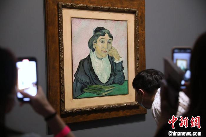 觀眾欣賞梵高畫作《阿爾勒婦女(吉努夫人肖像)》?！埡鄠?攝