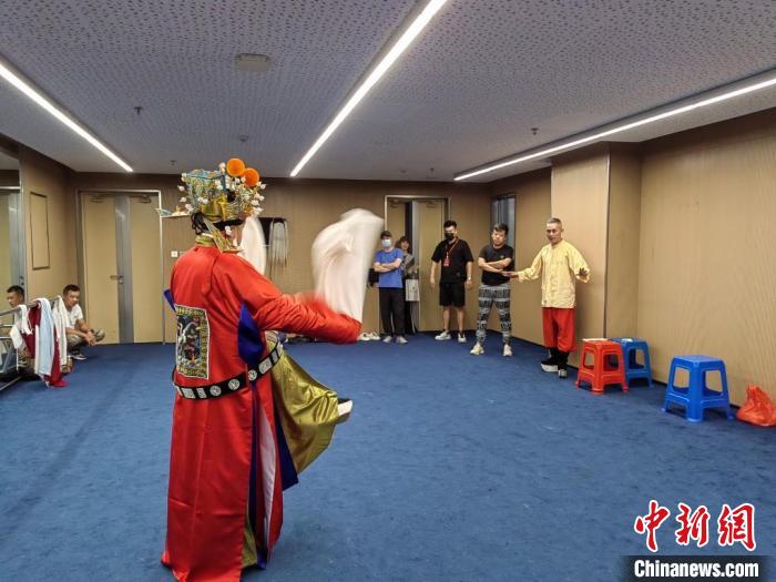 “天下第一團(tuán)”正在進(jìn)行練習(xí)?！±ド绞形捏w廣電和旅游局供圖