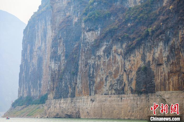 圖為瞿塘峽兩岸壯麗景致?！×簹J卿 攝