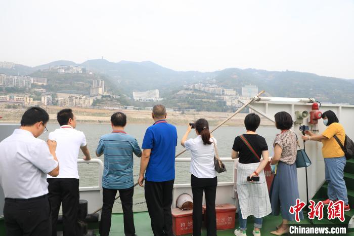 重慶市政協(xié)“同心聚力巴渝行”主題采訪團15日走進奉節(jié)，了解當(dāng)?shù)卣f(xié)委員護江成效?！×簹J卿 攝