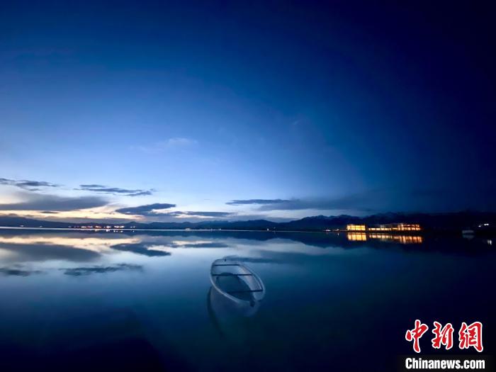 圖為茶卡天空壹號(hào)景區(qū)?！±罱瓕?攝