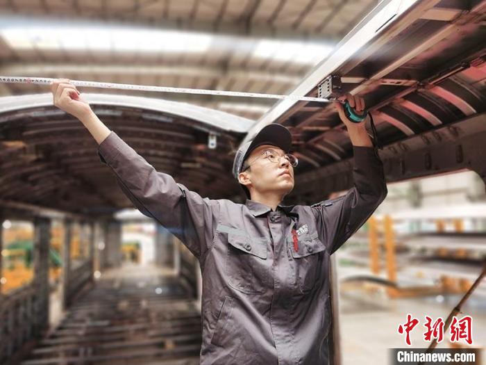 王漢卿在安裝車頂二次骨架吊?！∈茉L者供圖