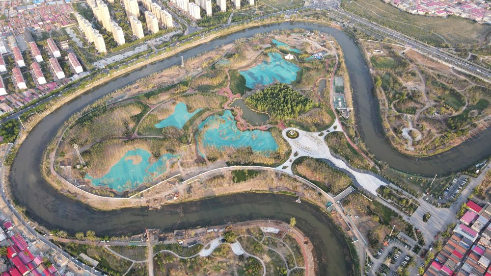 　圖為4月30日拍攝的河北滄州市區(qū)的大運(yùn)河“Ω”形河道。新華社發(fā)(傅新春 攝)