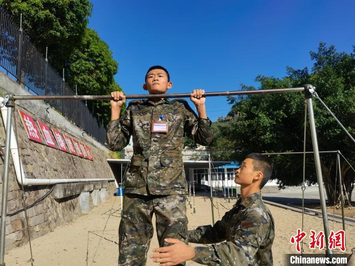 新兵尤云龍正在進(jìn)行器械訓(xùn)練?！●R濤 攝