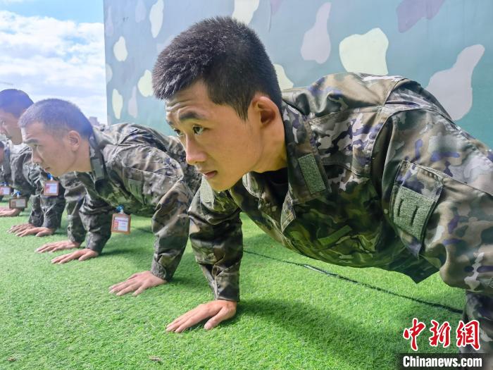 尤云龍正在和戰(zhàn)友進(jìn)行體能訓(xùn)練。　林靖松 攝