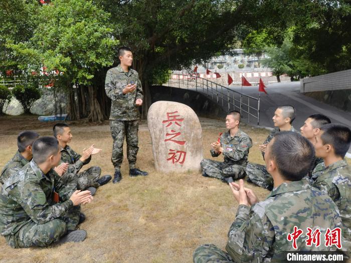 尤云龍為戰(zhàn)友講述父輩保家衛(wèi)國的故事。　鐘煒俊 攝