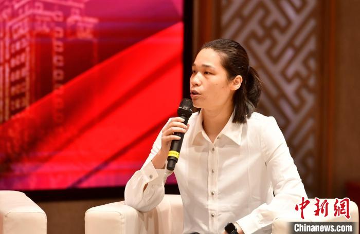 圖為林莉在福建師范大學(xué)分享會上發(fā)言?！蚊?攝