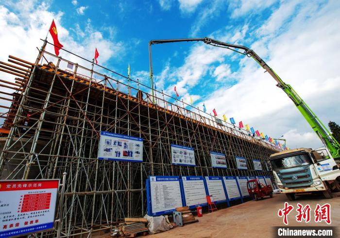 圖為渝昆高鐵云南段境內(nèi)首座大橋連續(xù)梁混凝土澆筑施工現(xiàn)場?！『螀矽i 攝