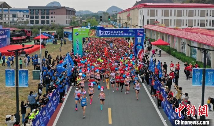 2022年龍虎山半程馬拉松鳴槍開跑?！⒅剧?攝