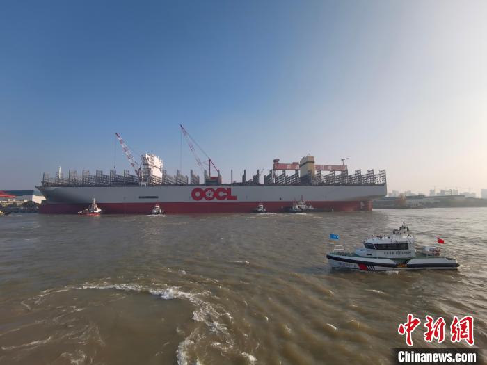 海巡艇在現(xiàn)場(chǎng)引導(dǎo)水上交通。　南通海事局供圖