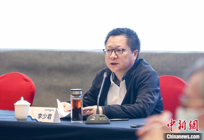 《詩刊》社主編李少君發(fā)言?！∠计挚h融媒體中心 供圖