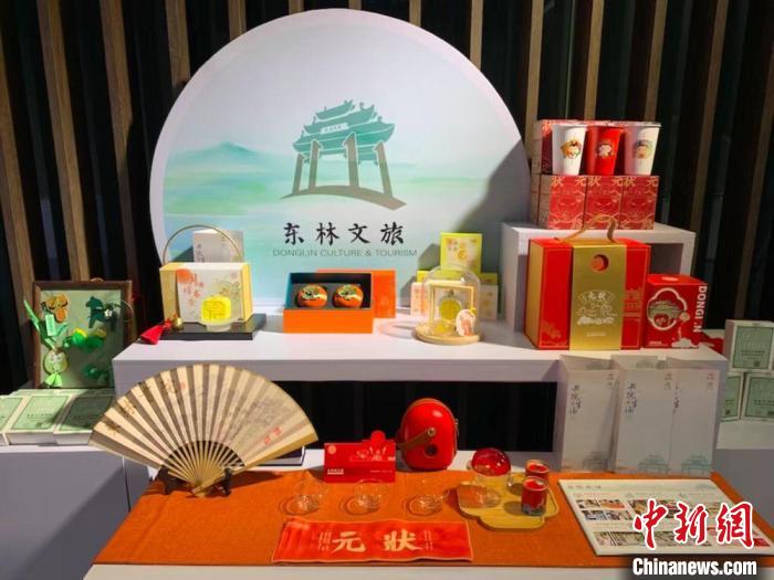 發(fā)展論壇現(xiàn)場(chǎng)展出的無(wú)錫城市文創(chuàng)作品?！O權(quán) 攝