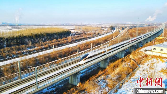 動(dòng)車組列車在運(yùn)行中?！」F提供