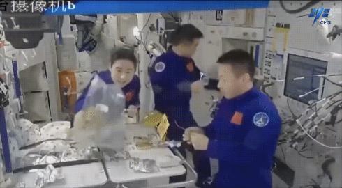 神舟十四號航天員在軌品嘗美食。圖片來源：中國載人航天工程辦公室官方微信