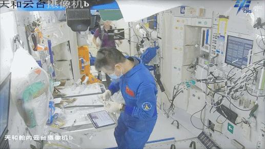 開展水樣微生物檢測。圖片來源：中國載人航天工程辦公室官方微信