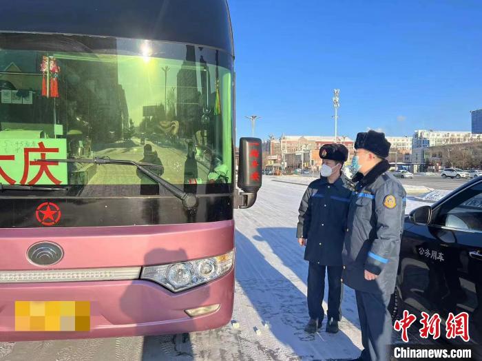 交通執(zhí)法人員檢查客運車輛手續(xù)?！『邶埥〗煌ㄟ\輸廳供圖