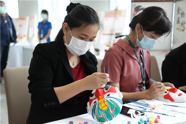 展覽會現(xiàn)場，泰國民眾體驗畫臉譜。人民網(wǎng)記者 趙益普攝
