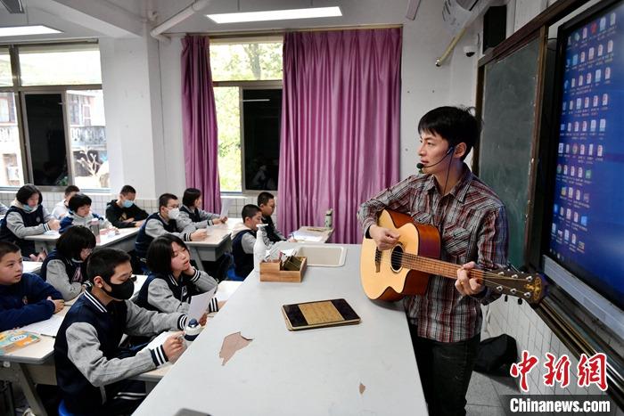 圖為3月16日，張家豪在福建福州延安中學(xué)教學(xué)。 <a target='_blank' href='/'><p  align=