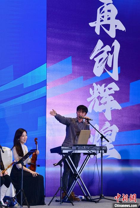 圖為3月9日，福建福州，張家豪(右)與林佳臻在臺(tái)上演出。 <a target='_blank' href='/'><p  align=