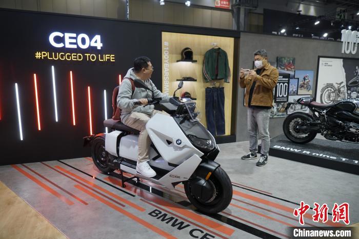 圖為觀眾在展會(huì)試駕車輛?！⑿?攝