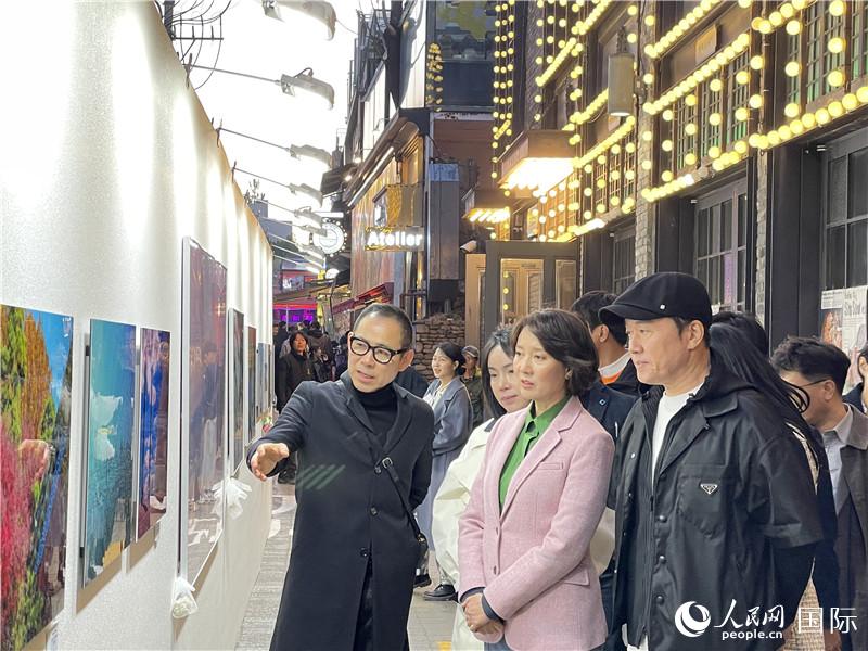 韓國中小風險企業(yè)部長官李永參觀梨泰院街頭藝術展。實習生 許鵬飛攝