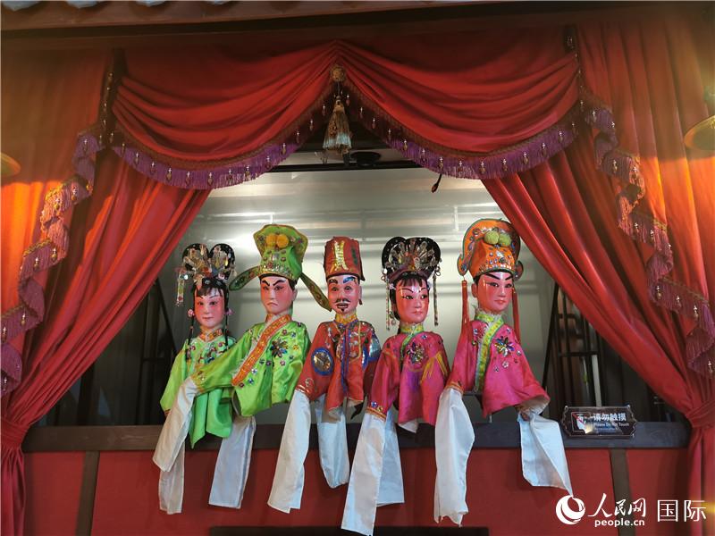 3D公仔戲臺。人民網(wǎng)記者 符園園攝