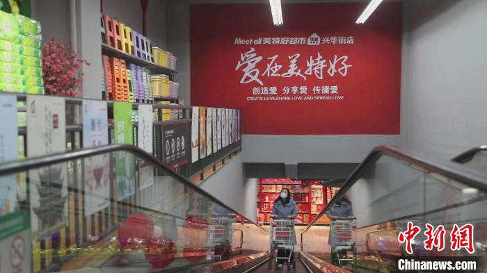 美特好從一家不足百平方米小店，一路發(fā)展成華北零售業(yè)領(lǐng)軍企業(yè)、中國(guó)百強(qiáng)商業(yè)連鎖集團(tuán)、中國(guó)零售500強(qiáng)。　向上 攝