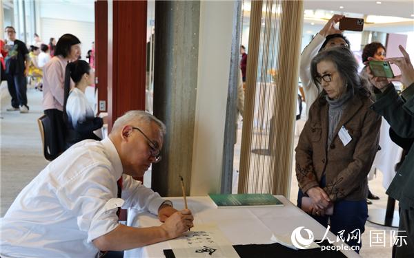“聯(lián)合國中文日”慶?；顒?dòng)上進(jìn)行了書法等中國文化展示。人民網(wǎng)記者 尚凱元攝