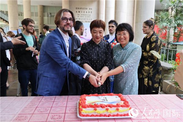 活動現(xiàn)場，田敏總領事與里約天主教大學孔子學院中外方院長共同切蛋糕祝賀中文日活動成功舉辦。人民網(wǎng)記者時元皓 攝