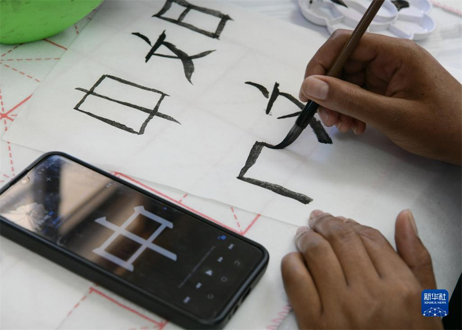 4月18日，肯尼亞學(xué)生在內(nèi)羅畢大學(xué)孔子學(xué)院舉辦的活動上寫毛筆字?？夏醽唭?nèi)羅畢大學(xué)孔子學(xué)院18日舉辦“中文，增進(jìn)文明對話”主題活動，慶祝即將到來的第14個聯(lián)合國中文日。肯尼亞學(xué)生參與互動，進(jìn)行書法、剪紙、唱中文歌等活動。新華社記者 韓旭 攝