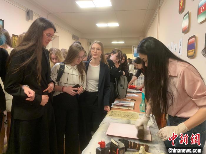 4月21日，莫斯科國立語言大學(xué)孔子學(xué)院附屬中學(xué)舉辦“國際中文日”活動(dòng)，學(xué)生們體驗(yàn)雕版印刷?！∧箍茋⒄Z言大學(xué)孔子學(xué)院 供圖