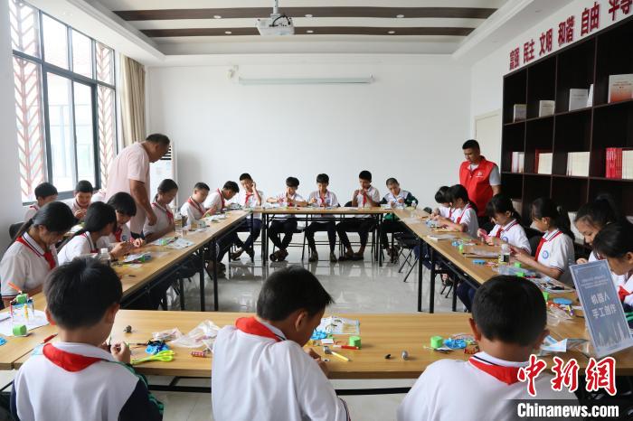 4月24日，中國航天日主題活動海南文昌分會場開展航天機器人手工創(chuàng)作體驗課?！》钊?攝