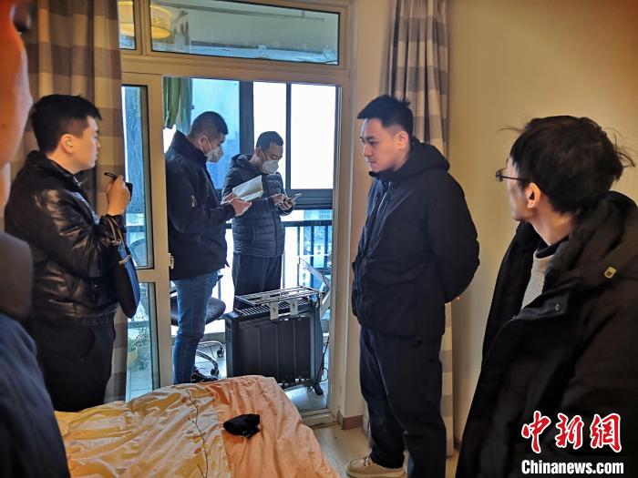 丹東市公安局民警抓捕犯罪嫌疑人，在其家中進(jìn)行搜查?！〉|市公安局供圖