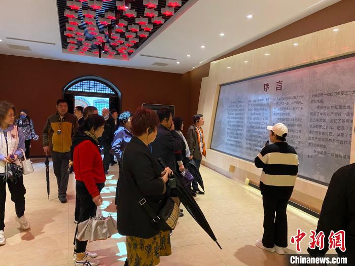中共中央統(tǒng)戰(zhàn)部舊址里參觀者絡(luò)繹不絕。　李曉偉 攝