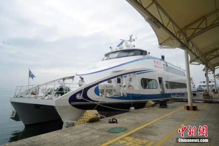 5月3日，“新捷安”輪載著157名乘客從廈門啟航前往金門，這是“新捷安”輪入列廈金航線后的首個航班。廈門海事局執(zhí)法人員對船舶進行了全面的開航前檢查，確保首航安全?！靶陆莅病陛喛傞L43米、船寬10.5米、型深3.61米，載客量350人，是現(xiàn)有廈金客運航線參營客船中載客定額最大的雙體穿浪高速客船，用以替換原有的“捷安”輪。福建海事 供圖