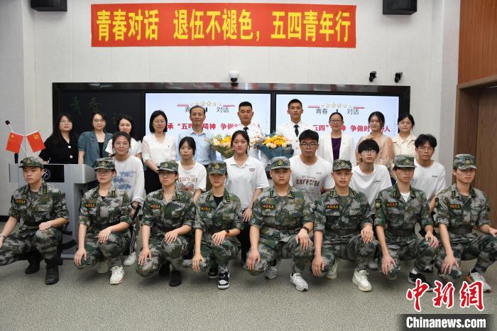 受邀功臣同師生代表合影?！≌闹菔型艘圮娙耸聞?wù)局供圖