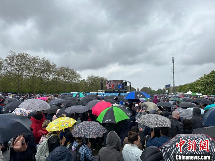 當(dāng)?shù)貢r(shí)間5月6日，英國國王查爾斯三世的加冕儀式舉行。民眾雨中觀看儀式?！W陽開宇 攝