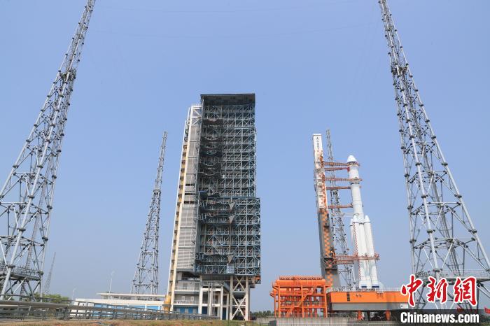 北京時間5月7日，天舟六號貨運飛船與長征七號遙七運載火箭組合體垂直轉(zhuǎn)運至發(fā)射區(qū)?！∏窳④?黃國暢 攝